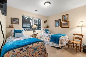 Mountainside 523 3 Bedroom Home by RedAwning