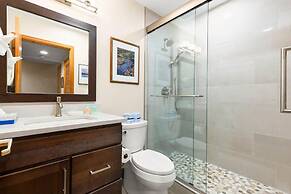 Mountainside 523 3 Bedroom Home by RedAwning