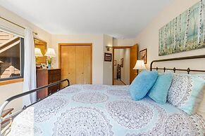 Mountainside 523 3 Bedroom Home by RedAwning