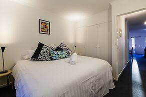 DAWN, 2BDR Carlton Apartment