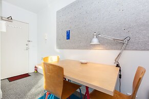 HENRIETTA, Carlton Studio Apartment