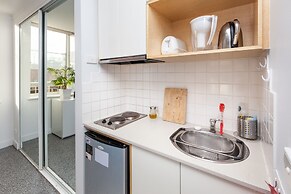 HENRIETTA, Carlton Studio Apartment