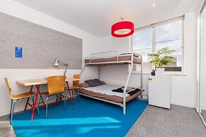 HENRIETTA, Carlton Studio Apartment