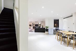 MADDISON, 3BDR Port Melbourne Apartment