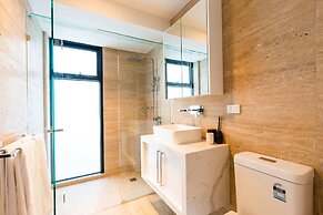 RENEE, 4BDR North Melbourne House