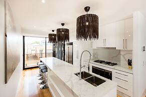 RENEE, 4BDR North Melbourne House