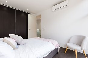 RENEE, 4BDR North Melbourne House