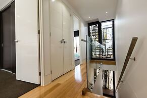 RENEE, 4BDR North Melbourne House