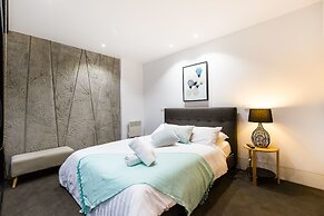 RENEE, 4BDR North Melbourne House