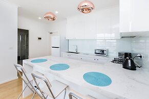 ROLAND, 1BDR Melbourne Apartment