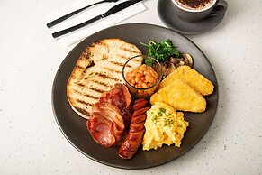 Rydges Pit Lane Hotel