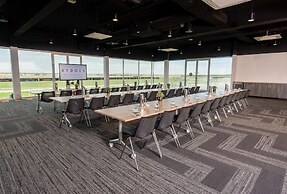 Rydges Pit Lane Hotel