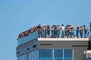 Rydges Pit Lane Hotel
