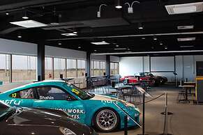 Rydges Pit Lane Hotel