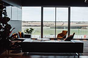 Rydges Pit Lane Hotel