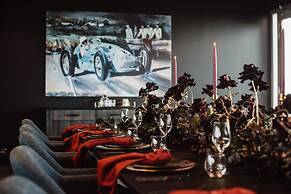 Rydges Pit Lane Hotel