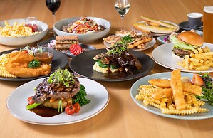 Rydges Pit Lane Hotel