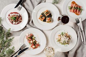 Rydges Pit Lane Hotel