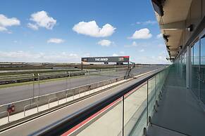 Rydges Pit Lane Hotel