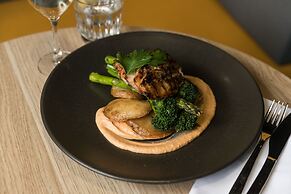 Rydges Pit Lane Hotel