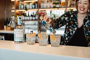 Rydges Pit Lane Hotel