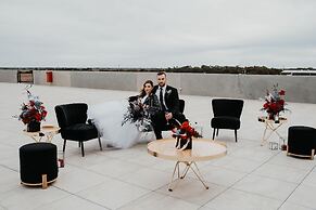 Rydges Pit Lane Hotel