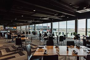 Rydges Pit Lane Hotel