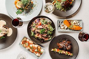 Rydges Pit Lane Hotel