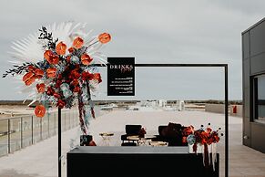 Rydges Pit Lane Hotel