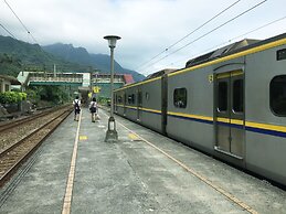 Migratory Birds Hotel