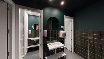 2060 The Newton Hostel & Market