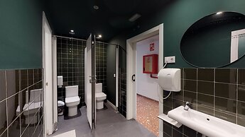 2060 The Newton Hostel & Market