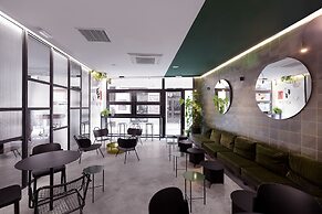 2060 The Newton Hostel & Market