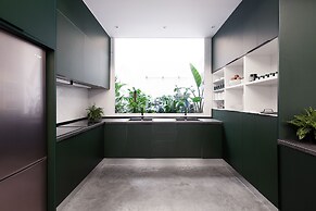 2060 The Newton Hostel & Market