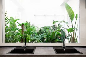 2060 The Newton Hostel & Market