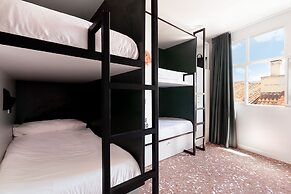 2060 The Newton Hostel & Market