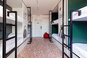 2060 The Newton Hostel & Market