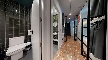 2060 The Newton Hostel & Market