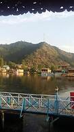 Houseboat Lake Thao