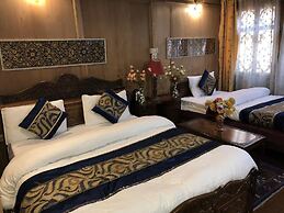 Houseboat Lake Thao