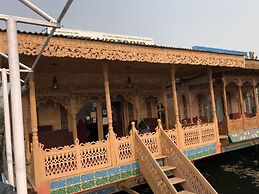 Houseboat Lake Thao