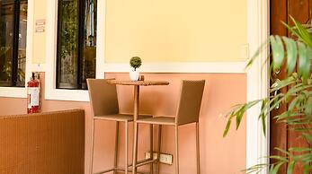 The Palms Resort & Bar