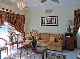 Aini's Guest House In Vista Amani Condo