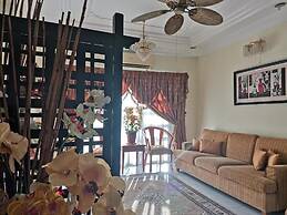 Aini's Guest House In Vista Amani Condo