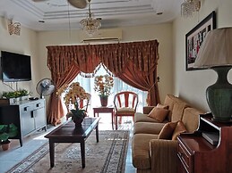 Aini's Guest House In Vista Amani Condo