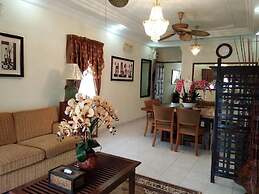 Aini's Guest House In Vista Amani Condo