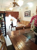 Aini's Guest House In Vista Amani Condo