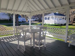 2 River Road Inn & Cottages