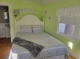2 River Road Inn & Cottages