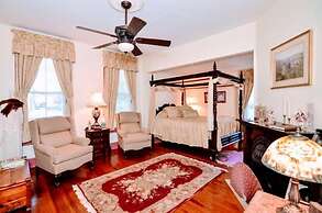 Colonial Beach Plaza Bed & Breakfast